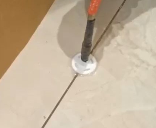 安阳市瓷砖空鼓维修公司专业解答瓷砖在铺贴过程中，如果没有涂抹均匀到位的粘结材料（如水泥砂浆或瓷砖胶），可能会导致以下问题