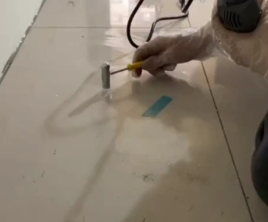安阳市瓷砖开裂维修公司专业分享瓷砖在铺贴前如果没有沥干水分，将会导致以下问题