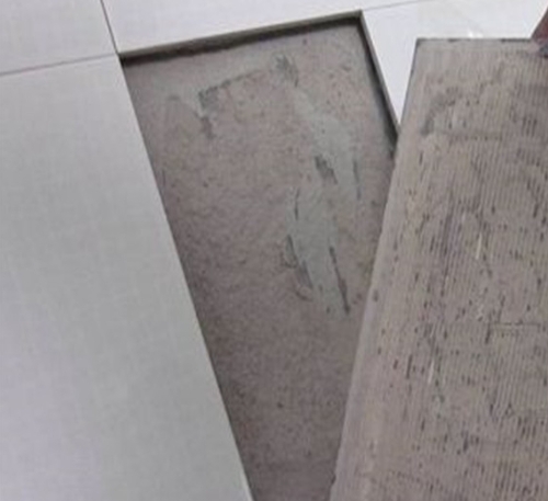 安阳市瓷砖空鼓维修公司分享瓷砖铺贴时如果打浆（即涂抹在瓷砖背面和基层上的砂浆或瓷砖胶）过少，会带来以下问题